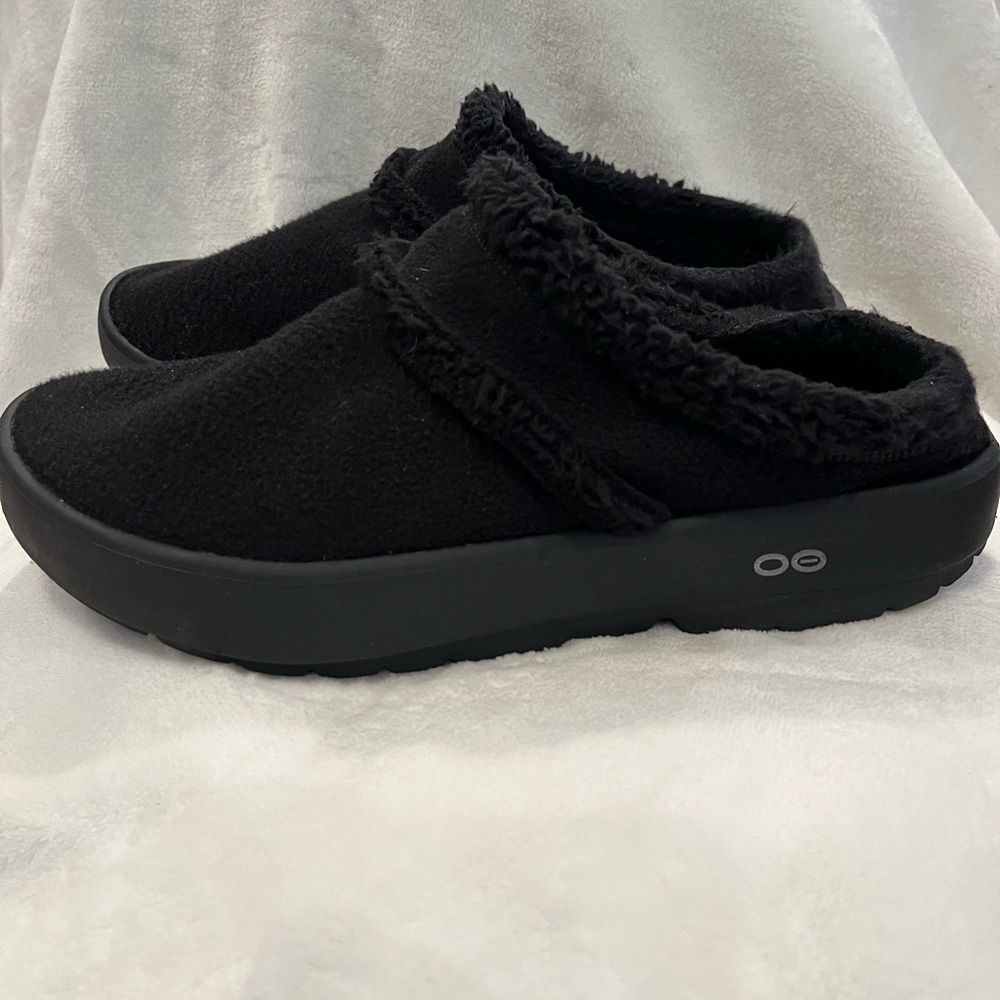 Oofos - Black Fuzzy Slip-On Recovery Clogs